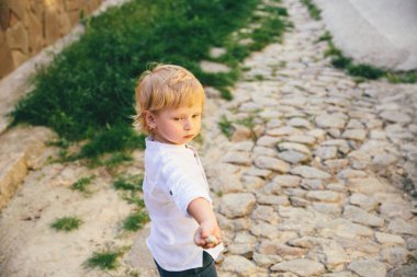 yaz günü parkta beyaz gömlek sevimli küçük çocuk