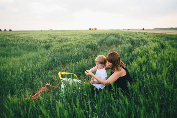 güneşli yaz gününde anne ve sevimli küçük çocuk