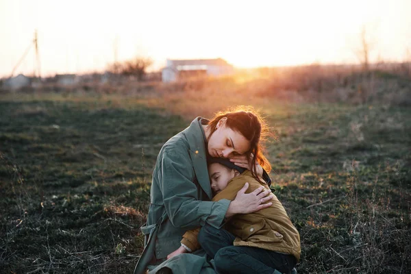 Mutter Umarmt Ihren Sohn Auf Dem Land Bei Sonnenuntergang — Stockfoto