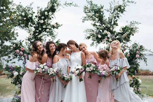 Belas Damas Honra Elegantes Noiva Vestidos Delicados Durante Cerimônia Casamento — Fotografia de Stock