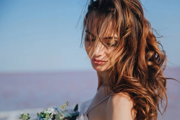 Sposa Sensuale Riva Mare Con Vento Tra Capelli — Foto Stock