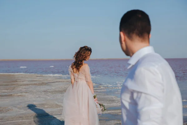 Young Romantic Couple Newlyweds Seashore — 스톡 사진