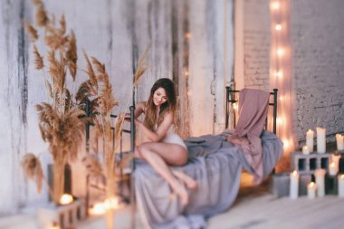 Güzel bej akan elbise moda modeli.