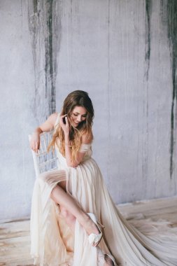 Güzel bej akan elbise moda modeli.