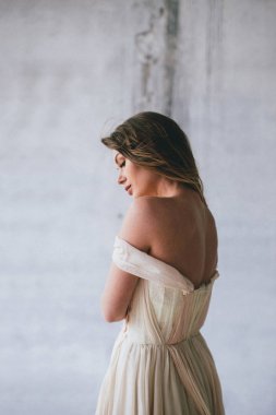 Güzel bej akan elbise moda modeli.