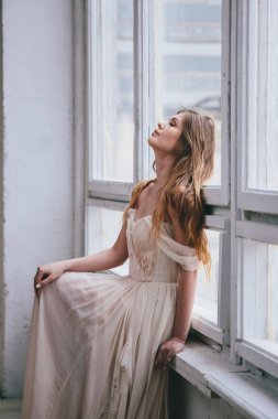 Güzel bej akan elbise moda modeli.