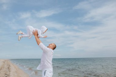 Baba kızı attı ve onu yakalar