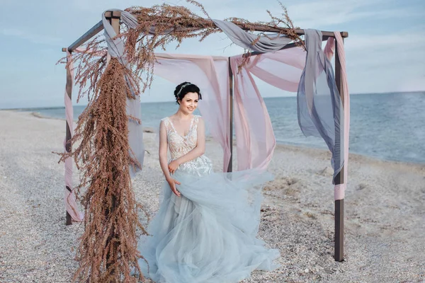 Menina bonita em um vestido cinza — Fotografia de Stock