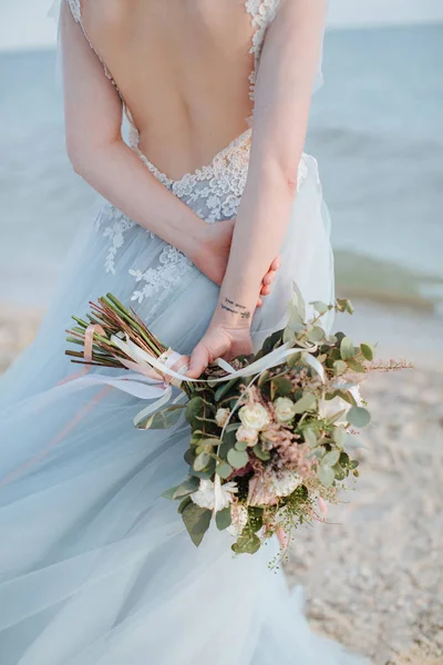 Bouquet in mani di sposa — Foto Stock