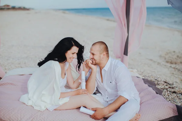 Casal em roupas brancas perto do mar — Fotografia de Stock