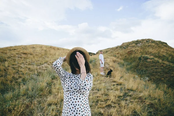 Außenporträt eines jungen schwangeren Paares im Feld — Stockfoto