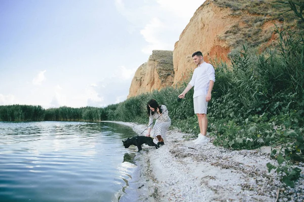 Portrait extérieur de jeune couple enceinte marchent vue sur le lac — Photo