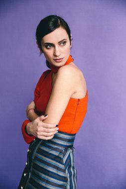 Güzel genç poz kadın tasarımcı giysileri olduğunu