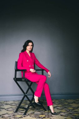 Duvarbackgroung stüdyoda poz sevimli kadın