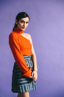 Güzel genç poz kadın tasarımcı giysileri olduğunu