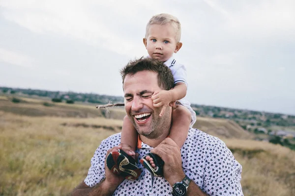 Adorable smiling toddler hugging his father and holding his neck — Stock Photo, Image