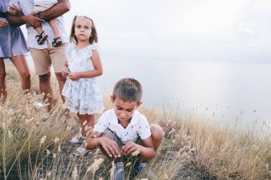 çocuk alan ve nehir arka plan üzerinde buğday dokunmadan