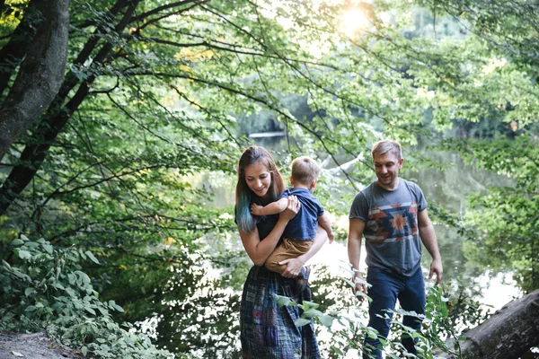 Familie spaziert am Ufer des Flusses — Stockfoto