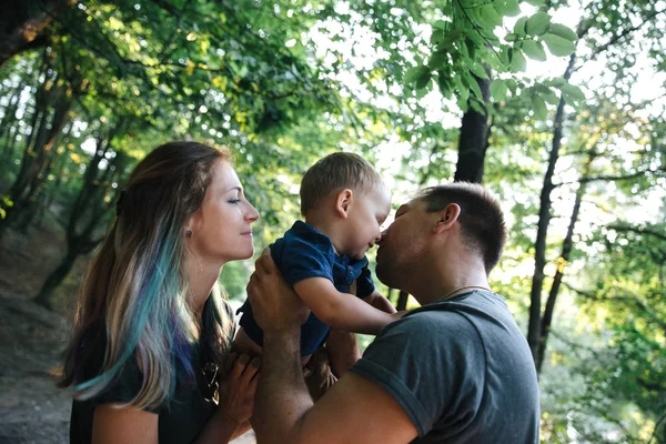 Family together on the bank of the river — Stock Photo, Image