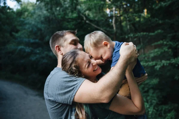 Happy joyful young family father, mother and little son having fun outdoors, playing together in summer park — Stock Photo, Image