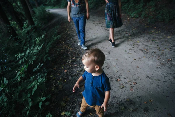 Glücklich fröhlicher junger Familienvater, Mutter und kleiner Sohn gehen draußen spazieren, schauen sich gemeinsam im Sommerpark um — Stockfoto