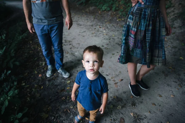 Glücklich fröhlicher junger Familienvater, Mutter und kleiner Sohn gehen draußen spazieren, schauen sich gemeinsam im Sommerpark um — Stockfoto