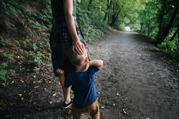 Счастливая молодая мама с маленьким сыном веселятся на свежем воздухе, гуляют вместе в летнем парке Лицензионные Стоковые Изображения