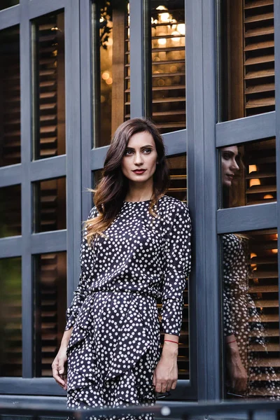 Модная женщина в черном платье горошек дизайнера. идеальный летний наряд. Европейский блогер моды Streetstyle . — стоковое фото