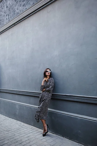 Mujer de moda con un vestido de diseñador de lunares negro. traje de verano ideal. blogger europeo de moda streetstyle . — Foto de Stock