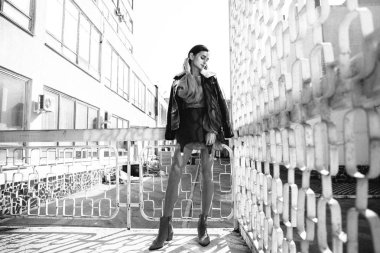 Beyaz demir kafes arka plan üzerinde bir tasarımcı kostüm poz Model siyah ve beyaz portre