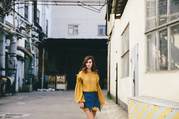 High fashion model walking down the street. — Stock Photo, Image