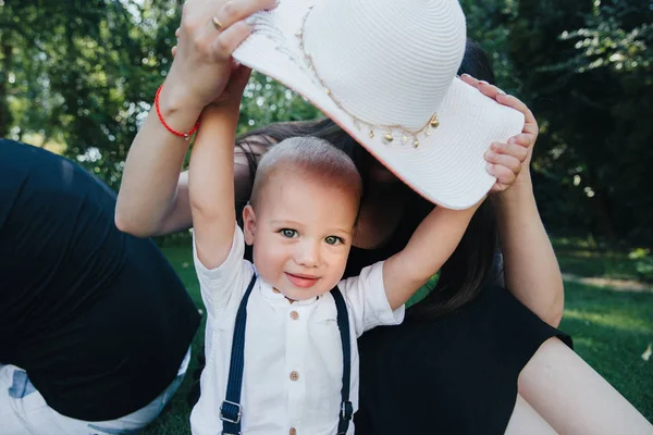 Mãe com menino em roupas brancas estão se divertindo no parque — Fotografia de Stock