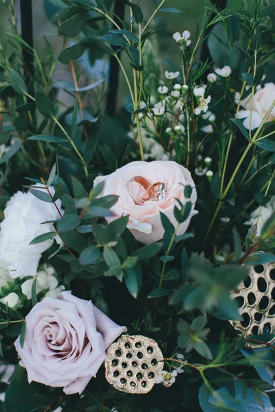 แหวนแต่งงานบนช่อดอกไม้ใกล้เคียง — ภาพถ่ายสต็อก
