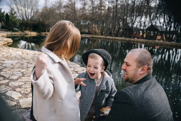 Far med dotter och son ha roligt umgås tillsammans utomhus. — Stockfoto