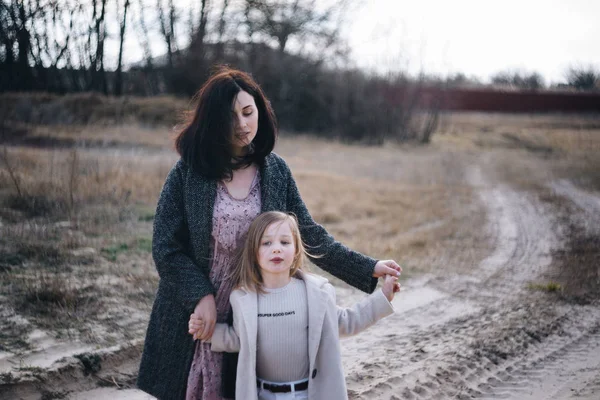 Mamma och hennes dotter spelar och kramar utomhus — Stockfoto
