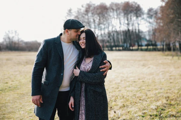 Encantadora pareja joven abrazándose al aire libre en otoño —  Fotos de Stock