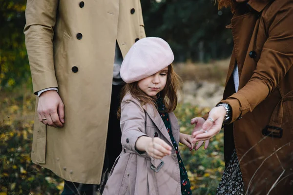 Jovem mãe e pequena menina filha em uma boina e um passeio de casaco na floresta de outono . — Fotografia de Stock