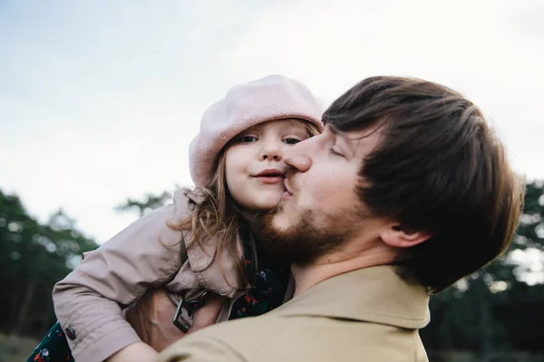 Ung far och litet småbarn dotter tjej kysser varandra i höst skogen. — Stockfoto