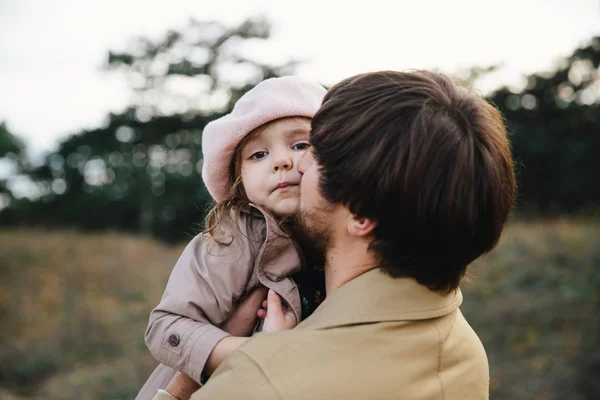 Young father and little toddler daughter girl kissing each other in the autumn forest. — Stock Photo, Image