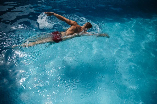 Giovane che nuota in piscina. Su viiew — Foto Stock