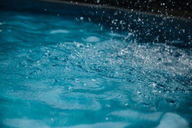 Aqua deniz veya havuz su yüzeyinin arka plan görüntüsü. Havuzdaki su damlaları