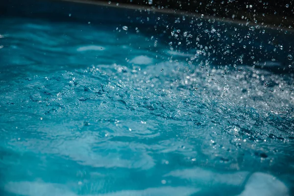 Plan d'arrière-plan de l'eau de mer ou de piscine aqua surface. gouttes d'eau dans la piscine Image En Vente