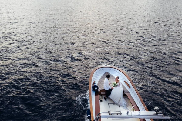 Yeni evlilerle birlikte bir yatın havadan çekilmiş fotoğrafı, bir drone'dan denize dönüyor