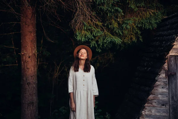 Frau ziemlich tragen erstaunliche weiße Kleid und Hut auf Wald und Holz Pergwam Hintergrund. Perfektes Plasma für Zeremonie. — Stockfoto