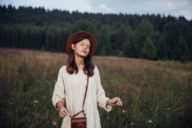 Çayırda doğanın tadını çıkaran kadın. Uzanmış kollar gün doğumunda taze sabah hava yaz Field.