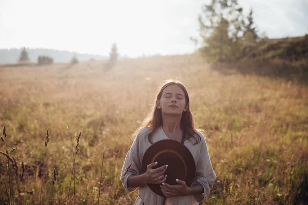 Femme profitant de la nature dans la prairie. Bras tendus air frais du matin été Champ au lever du soleil . — Photo