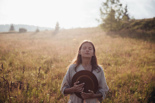 Woman enjoying nature in meadow. Outstretched arms fresh morning air summer Field at sunrise. — Stock Photo, Image