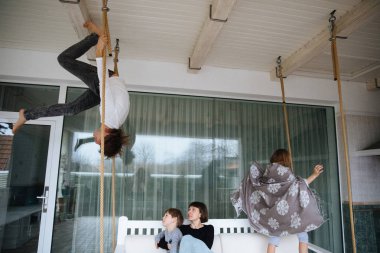 Mutlu aile bir yaz günü bir bahçede bir salıncak binmek eğlenmek