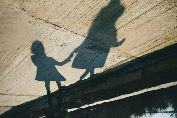 Yürüyen bir çiftin gölgesi