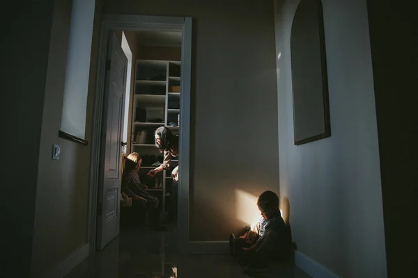 แม่ฝึกฝนลูกสาวและเด็กชายนั่งอยู่ในมุม . — ภาพถ่ายสต็อก